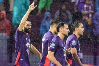 Ernesto Gomez cetak gol debut untuk Persik Kediri saat laga penuh hujan kontra Dewa United di Stadion Brawijaya.