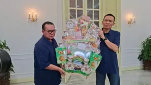 Bertemu Wapres Gibran, Rismon Sianipar Bawa Pulang Parcel Lebaran