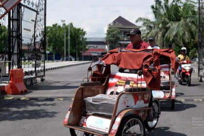 Dapat Becak Listrik, Penarik Lansia Blitar Girang: "Pak Prabowo Bapak Kulo"