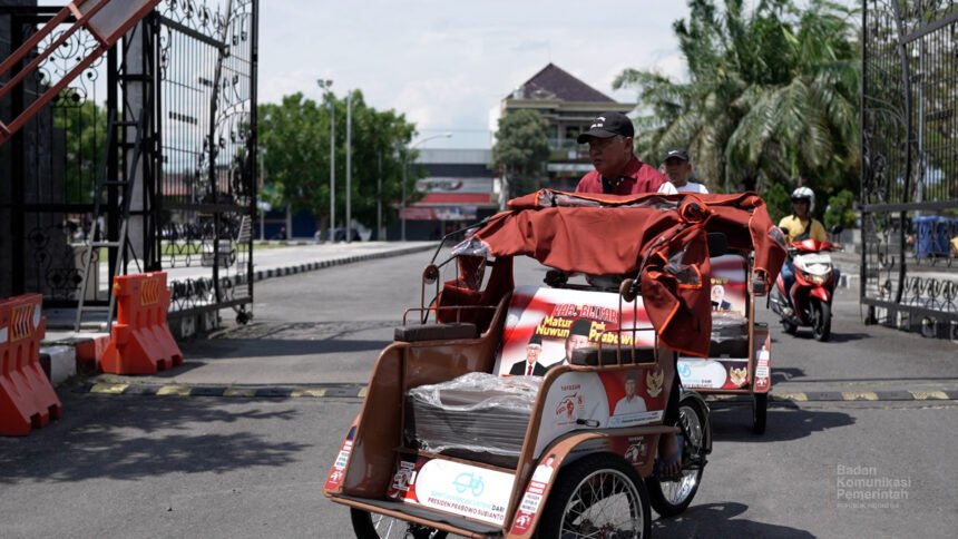 Dapat Becak Listrik, Penarik Lansia Blitar Girang: "Pak Prabowo Bapak Kulo"