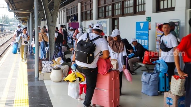 H-7 Lebaran, Stasiun Pasar Senen dan Gambir Dipadati Pemudik Kereta
