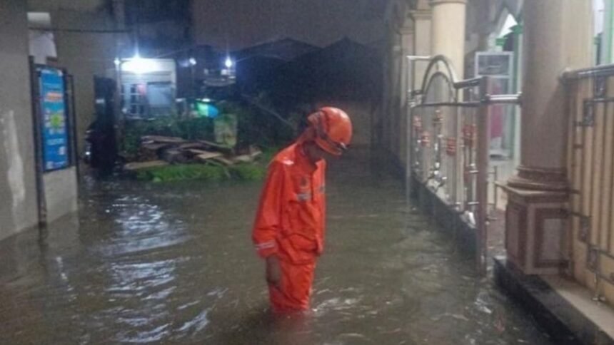 Hujan Deras Rendam Jakarta, 147 RT dan 19 Jalan Masih Tergenang