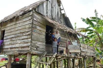 Program Makan Bergizi Gratis (MBG) membawa perubahan nyata bagi keluarga prasejahtera di Ogan Komering Ilir, dari makanan sederhana nasi garam menjadi menu bergizi yang mencakup buah dan susu bagi anak-anak.