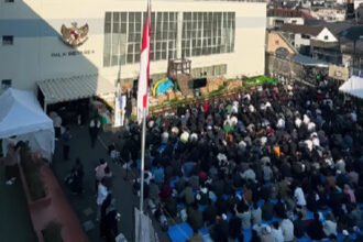 Ribuan WNI di Tokyo melaksanakan Salat Idulfitri secara bergelombang di Masjid Indonesia Tokyo dengan tertib dan penuh kekhidmatan.