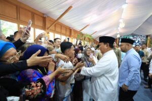 Rela Antre dari Subuh, Warga Haru Bisa Jabat Tangan Langsung dengan Presiden Prabowo