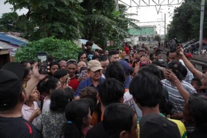 Tangis Haru Warga Senen Sambut Kedatangan Presiden Prabowo : "Baru Kali Ini Presiden ke Sini"