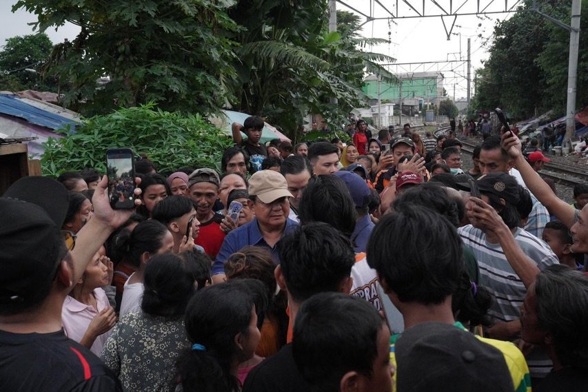 Tangis Haru Warga Senen Sambut Kedatangan Presiden Prabowo : "Baru Kali Ini Presiden ke Sini"