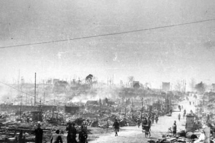 Sebuah jalan yang melewati sebagian Tokyo yang hancur dalam serangan udara 10 Maret 1945 (Dok. WIkipedia)