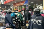 Ilustrasi Antrian pengendara motor untuk mengisi bensin di Hanoi, VIetnam, 9 Maret 2026/ AP