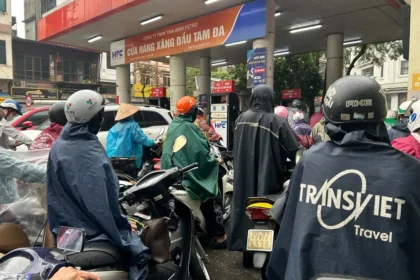 Ilustrasi Antrian pengendara motor untuk mengisi bensin di Hanoi, VIetnam, 9 Maret 2026/ AP