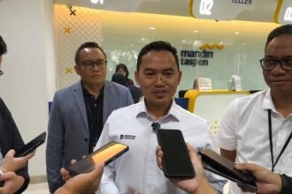 Komisaris Independen TASPEN Tinjau Langsung Penyerahan THR di Makassar