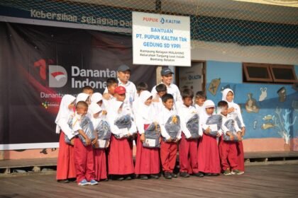 Pupuk Indonesia Group Ikut Bagikan Paket Perlengkapan Sekolah di Gresik dan Bontang