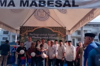 Wujud Nyata Kepedulian ke Masyarakat, TNI AL Bagi 2.000 Sembako di Menteng JAKARTA — TNI Angkatan Laut (TNI AL) kembali menunjukkan peran aktifnya dalam membantu masyarakat melalui aksi sosial pembagian ribuan paket sembako di kawasan Menteng, Jakarta Pusat, Rabu (18/3). Kegiatan ini menyasar warga Menteng Tenggulun dan sejumlah wilayah sekitarnya sebagai bagian dari upaya memperkuat kedekatan antara prajurit dan masyarakat. Kegiatan yang digelar di Wisma Elang Laut tersebut dipimpin langsung oleh Kepala Staf Angkatan Laut (KSAL), Lakmana Muhammad Ali, bersama Menteri Perumahan dan Kawasan Permukiman (PKP) Maruarar Sirait. Program ini mengusung tema “Bakti untuk Negeri, Peduli untuk Menteng”. Dalam keterangannya, Kepala Staf Angkatan Laut (KSAL), Lakmana Muhammad Ali menegaskan bahwa kegiatan sosial ini bukan sekadar penyaluran bantuan, tetapi juga bentuk komitmen TNI AL dalam menjaga hubungan harmonis dengan masyarakat. “Kegiatan ini merupakan wujud nyata kepedulian TNI Angkatan Laut kepada masyarakat sekaligus upaya mempererat tali silaturahmi antara prajurit TNI AL dengan warga,” ujarnya. Sebanyak 2.000 paket sembako disiapkan melalui kolaborasi antara TNI AL, Kementerian PKP, Pemerintah Provinsi DKI Jakarta, serta berbagai pemangku kepentingan lainnya. Bantuan tersebut kemudian disalurkan kepada masyarakat di wilayah Menteng Tenggulun, Menteng Sukabumi, dan Menteng Anyar melalui perwakilan yang telah ditunjuk. Kepala Staf Angkatan Laut (KSAL), Lakmana Muhammad Ali berharap bantuan ini mampu membantu memenuhi kebutuhan sehari-hari masyarakat, khususnya di tengah meningkatnya kebutuhan menjelang momentum hari besar keagamaan. “Diharapkan bantuan ini dapat meringankan beban masyarakat serta membawa manfaat dan keberkahan bagi para penerima,” katanya. Ia juga menekankan bahwa kekuatan TNI, termasuk TNI Angkatan Laut, tidak terlepas dari dukungan rakyat. Oleh karena itu, menjaga kepercayaan dan kedekatan dengan masyarakat menjadi hal yang sangat penting. “Kekuatan TNI bersumber dari rakyat, sehingga hubungan harmonis ini harus terus dijaga dan ditingkatkan,” tegasnya. Lebih jauh, kegiatan sosial ini menjadi bagian dari komitmen berkelanjutan TNI AL untuk terus hadir di tengah masyarakat melalui berbagai program kemanusiaan. Tidak hanya saat kondisi tertentu, namun juga sebagai agenda rutin yang memberikan dampak langsung bagi warga. Dalam kesempatan tersebut, Kepala Staf Angkatan Laut (KSAL), Lakmana Muhammad Ali turut menyampaikan apresiasi kepada seluruh pihak yang telah berkontribusi dalam menyukseskan kegiatan ini. Mulai dari Kementerian PKP, pemerintah daerah, hingga panitia pelaksana yang memastikan distribusi bantuan berjalan tertib dan tepat sasaran. Melalui kegiatan ini, TNI Angkatan Laut berharap semangat kebersamaan dan solidaritas sosial dapat terus terjaga. Kehadiran TNI AL di tengah masyarakat diharapkan tidak hanya dirasakan dalam aspek pertahanan, tetapi juga dalam kontribusi nyata terhadap peningkatan kesejahteraan warga.