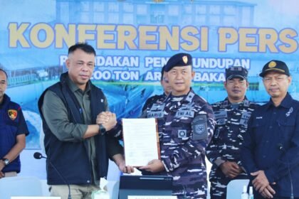 TNI AL Amankan 200 Ton Arang Bakau Ilegal di Perairan Meranti