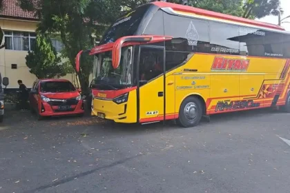 Sopir Bus Kuning Tak Sadar Angkut Rombongan OTT Bupati Cilacap: "Saya Kira Mau Buka Bersama"