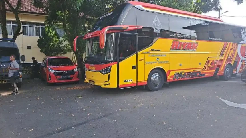 Sopir Bus Kuning Tak Sadar Angkut Rombongan OTT Bupati Cilacap: "Saya Kira Mau Buka Bersama"