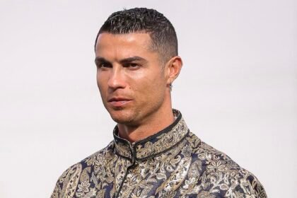 Gaya "Local Pride" ala CR7: Pakai Jubah Mirip Batik, Cristiano Ronaldo Ucapkan Selamat Idulfitri