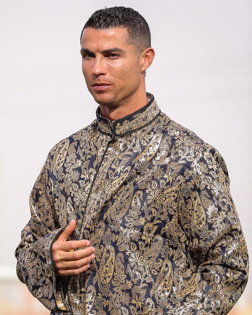 Gaya "Local Pride" ala CR7: Pakai Jubah Mirip Batik, Cristiano Ronaldo Ucapkan Selamat Idulfitri