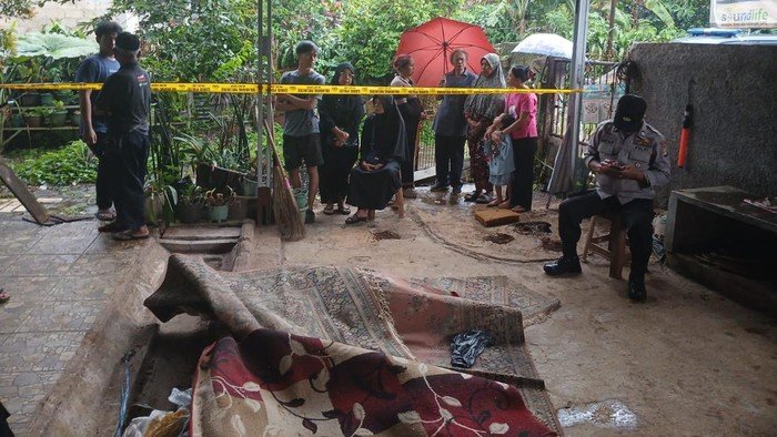 Niat Membersihkan Rumah, Anak Justru Temukan Jasad Ibunya Terbungkus Tumpukan Baju