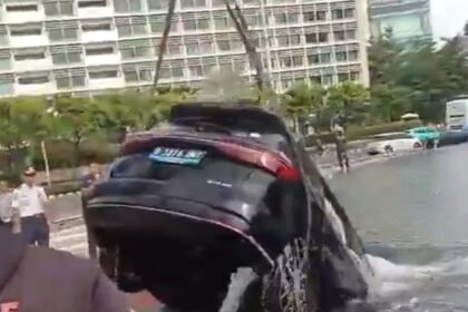 Terungkap Sopir BYD M6 Melaju 70 Km/Jam Sebelum Nyebur ke Kolam Bundaran HI