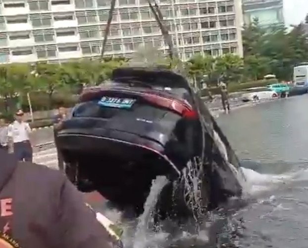 Terungkap Sopir BYD M6 Melaju 70 Km/Jam Sebelum Nyebur ke Kolam Bundaran HI