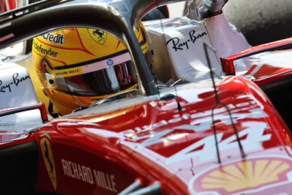 Mercedes Manfaatkan Celah Rasio Kompresi, Hamilton Meradang : "FIA Biarkan Ini Terjadi"