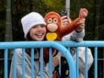 Momen Lisa BLACKPINK Bawa Boneka Orang Utan Kunjungi Punch Si Monyet Viral