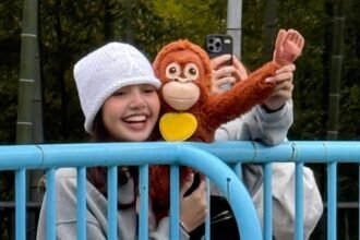 Momen Lisa BLACKPINK Bawa Boneka Orang Utan Kunjungi Punch Si Monyet Viral