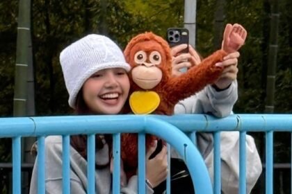 Momen Lisa BLACKPINK Bawa Boneka Orang Utan Kunjungi Punch Si Monyet Viral