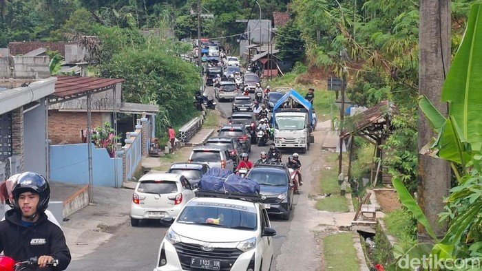 Cibadak-Cikidang Sukabumi Jadi Jalur 'Neraka', Pemudik Tertahan 14 Jam Tanpa Kepastian