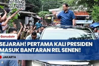 SEUMUR HIDUP BARU KALI INI! Tangis Haru Warga Bantaran Rel Senen Didatangi Presiden Prabowo!