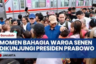 Presiden Prabowo Blusukan ke Bantaran Rel Senen, Ibu-ibu Bahagia Anaknya Dicium Presiden!