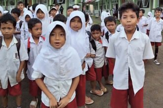 Suara polos siswa SD di pelosok NTB menggema, menuntut keadilan program Makan Bergizi Gratis kepada Presiden Prabowo.