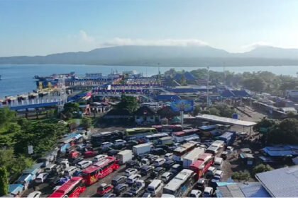 Pantauan udara mengungkap antrean panjang kendaraan di jalur menuju Pelabuhan Gilimanuk saat arus mudik Bali 2026.