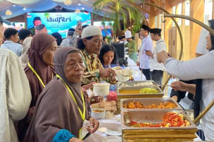 Antre 4 Jam, Warga Girang Bawa Paket Sembako hingga Uang Rp200 Ribu dari Open House Istana