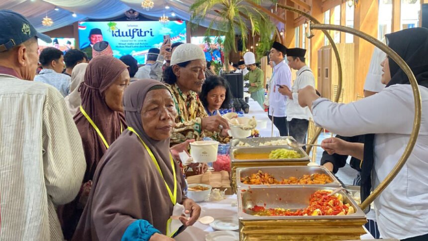 Antre 4 Jam, Warga Girang Bawa Paket Sembako hingga Uang Rp200 Ribu dari Open House Istana