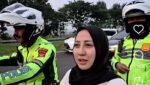 Istri Tertinggal di Rest Area, Endingnya Bonceng Moge Polisi Nyamperin Mobil Suami