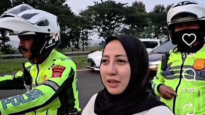 Istri Tertinggal di Rest Area, Endingnya Bonceng Moge Polisi Nyamperin Mobil Suami