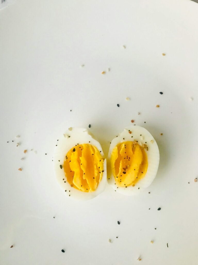 Bosan Telur Goreng Biasa? Coba 6 Teknik Memasak Telur Ini di Rumah 6 Ilustrasi telur yang dimasak dengan cara direbus