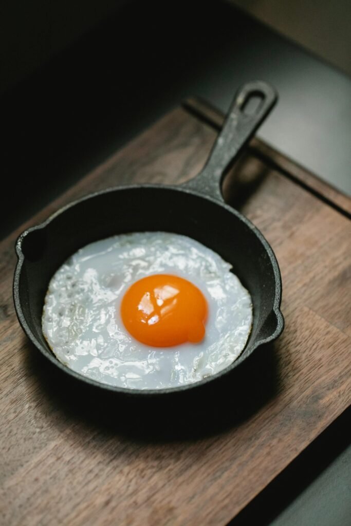 Bosan Telur Goreng Biasa? Coba 6 Teknik Memasak Telur Ini di Rumah 2 Ilustrasi telur yang dimasak dengan teknik sunny side up