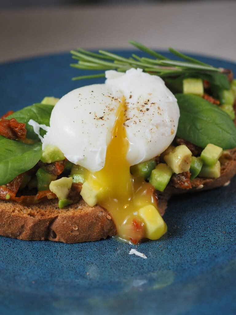 Bosan Telur Goreng Biasa? Coba 6 Teknik Memasak Telur Ini di Rumah 7 Ilustrasi telur yang dimasak dengan teknik poached egg