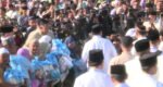 Presiden Prabowo Subianto menyalurkan bantuan sembako kepada warga penyintas banjir usai salat Idul Fitri di Aceh Tamiang.