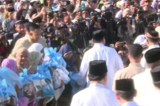Presiden Prabowo Subianto menyalurkan bantuan sembako kepada warga penyintas banjir usai salat Idul Fitri di Aceh Tamiang.