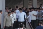 Presiden Prabowo Subianto melaksanakan Shalat Id di Aceh Tamiang bersama korban banjir, menegaskan kehadiran negara di tengah duka masyarakat.