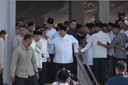 Presiden Prabowo Subianto melaksanakan Shalat Id di Aceh Tamiang bersama korban banjir, menegaskan kehadiran negara di tengah duka masyarakat.
