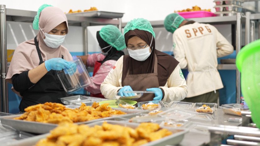 Kisah Buruh Tekstil Sukoharjo Bangkit Usai PHK, Temukan Harapan di Dapur MBG 2 Kisah Buruh Tekstil Sukoharjo Bangkit Usai PHK, Temukan Harapan di Dapur MBG