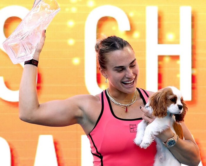 Aryna Sabalenka memastikan gelar Miami Open 2026 sekaligus mencetak sejarah dengan Sunshine Double usai mengalahkan Coco Gauff.