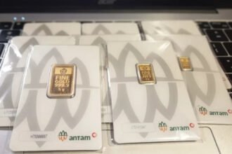 Harga emas Antam hari ini mengalami penurunan tajam hingga Rp55.000 per gram pada perdagangan Senin pagi.