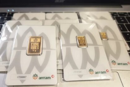 Harga emas Antam hari ini mengalami penurunan tajam hingga Rp55.000 per gram pada perdagangan Senin pagi.