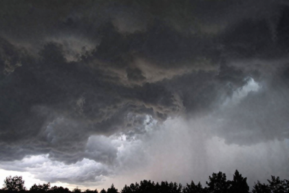 BMKG keluarkan peringatan dini hujan lebat disertai petir di Sabu Raijua, warga diminta waspada.